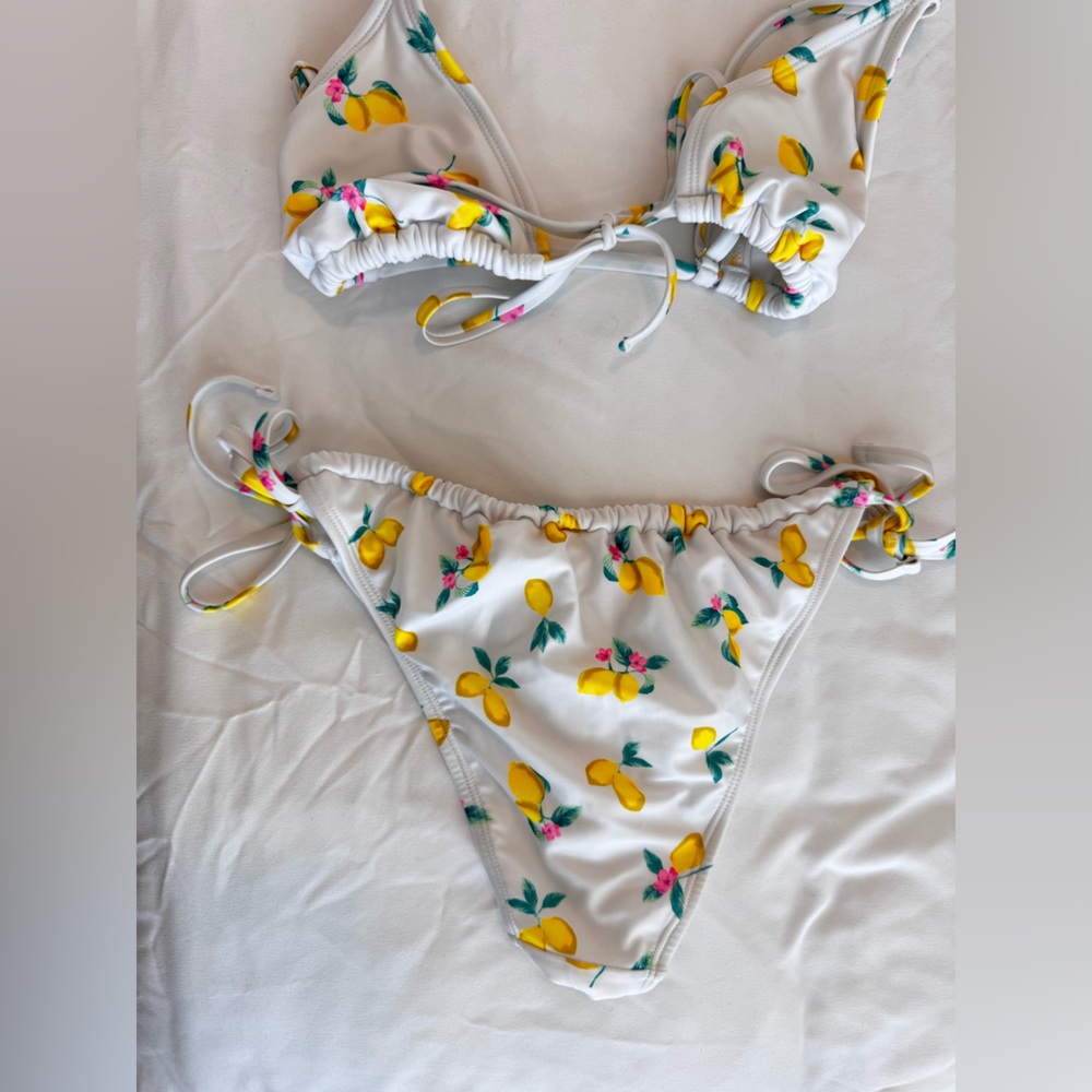 Lemon pattern bikini! - Picture 4 of 5